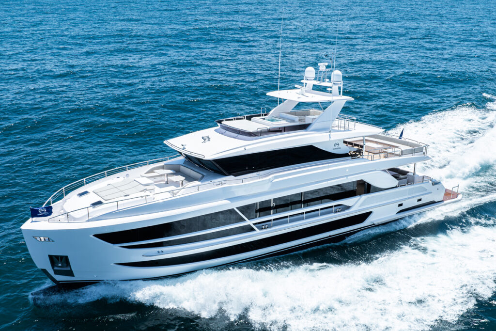 Horizon Yachts redefines luxury with its FD Series, offering expansive, customizable yachts from 75 to 130 feet. Known for spacious interiors and innovative designs, the FD Series continues to captivate yacht enthusiasts.