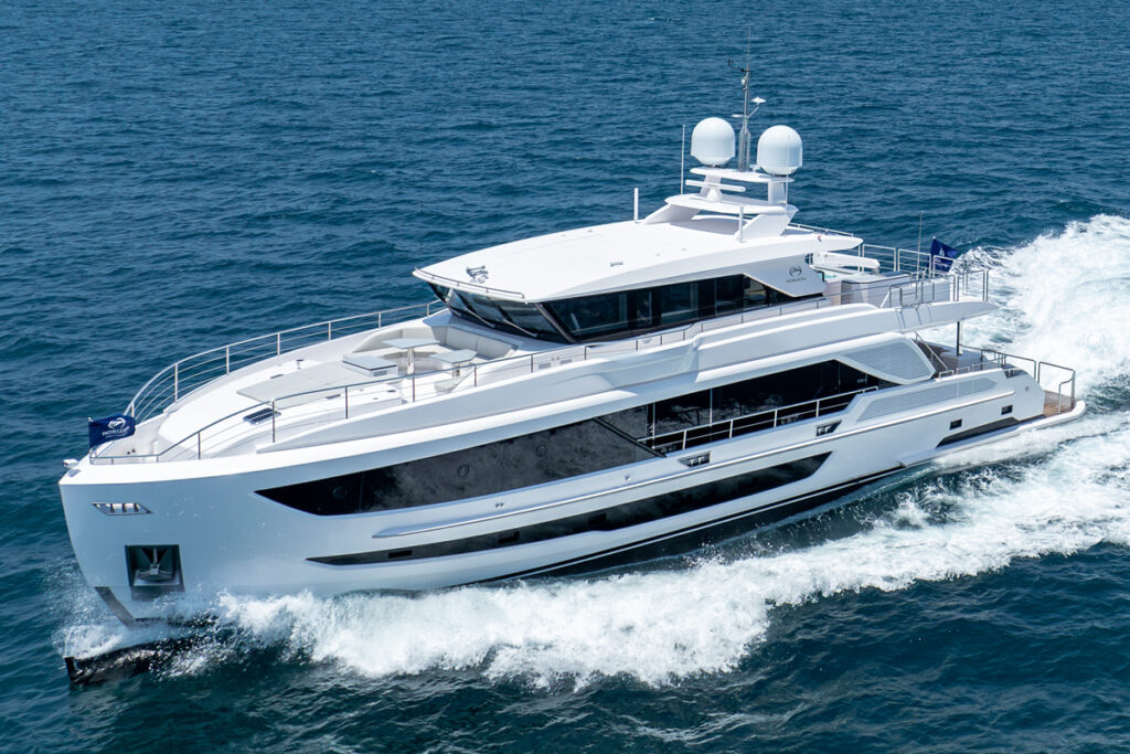 Horizon Yachts redefines luxury with its FD Series, offering expansive, customizable yachts from 75 to 130 feet. Known for spacious interiors and innovative designs, the FD Series continues to captivate yacht enthusiasts.