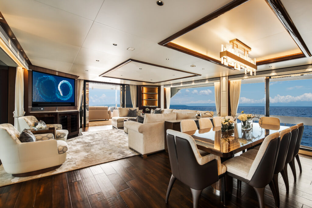 Horizon Yachts redefines luxury with its FD Series, offering expansive, customizable yachts from 75 to 130 feet. Known for spacious interiors and innovative designs, the FD Series continues to captivate yacht enthusiasts.