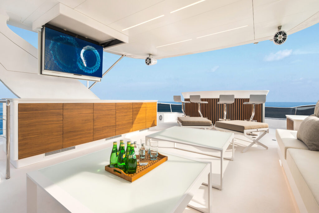 Horizon Yachts redefines luxury with its FD Series, offering expansive, customizable yachts from 75 to 130 feet. Known for spacious interiors and innovative designs, the FD Series continues to captivate yacht enthusiasts.