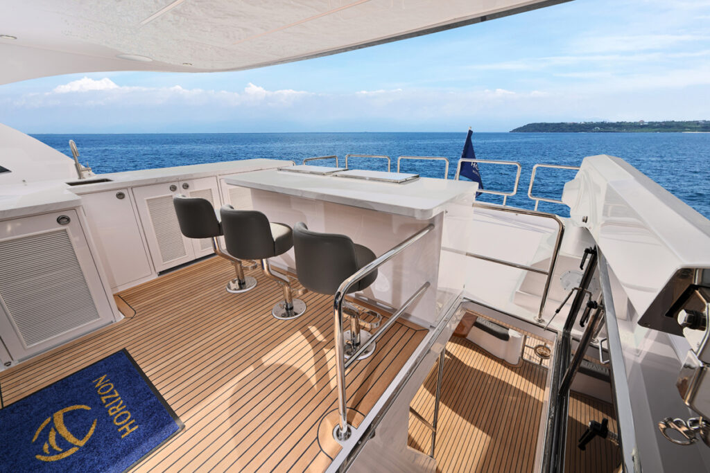 The Horizon E75 Skylounge combines luxury and powerful performance, featuring sleek design, a refined interior, and spacious outdoor areas, perfect for discerning yacht owners.